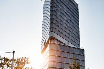 Stuttgarts höchstes Hotel- und Bürogebäude  vereint Ästhetik und Naturschutz
